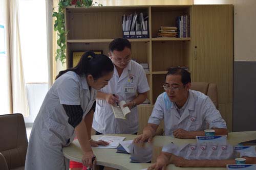 武汉博仕肛肠医院专家与贝博士共同分析患者病情