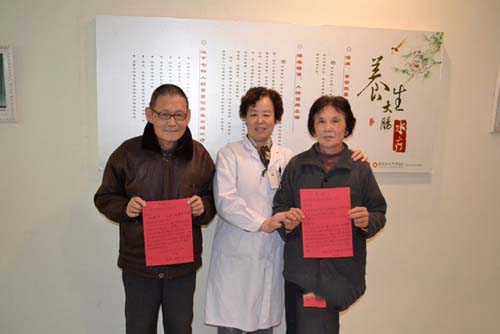 胡爹爹、梁婆婆和李玉霞主任亲切合影