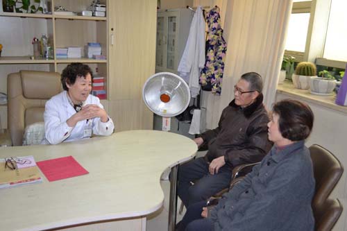 胡爹爹、梁婆婆和李玉霞主任亲切交谈