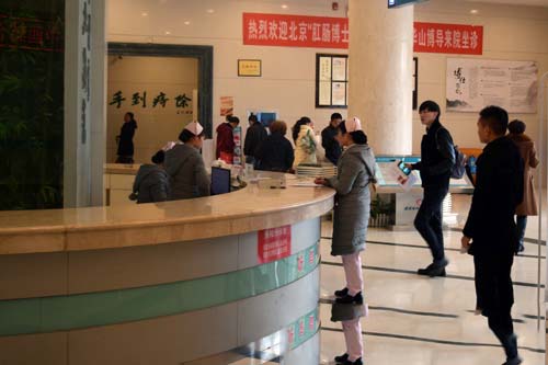 医院挂号处预约火爆