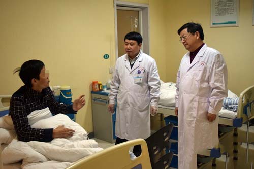 李华山教授与肖学良主任探望手术后的周先生