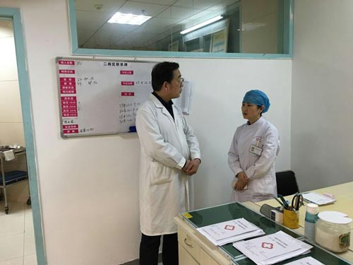 博仕肛肠医院祁院长巡考，与梅副院长细致交流考试情况