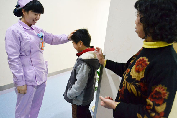 护士耐心安慰小朋友