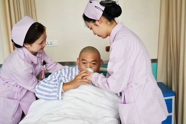 护士照顾病人
