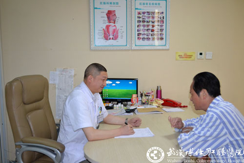 临出院时，老兵特向陈医生道谢