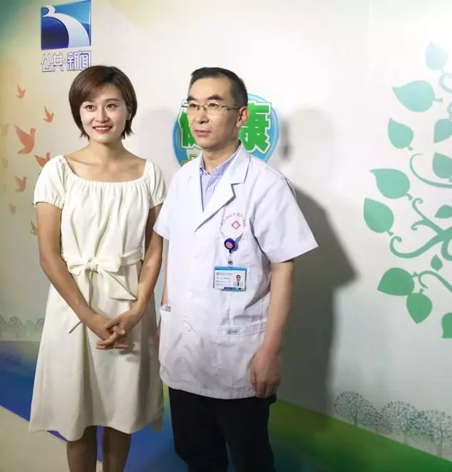 《健康大讲堂》主持人(左)与谢振江主任(右)